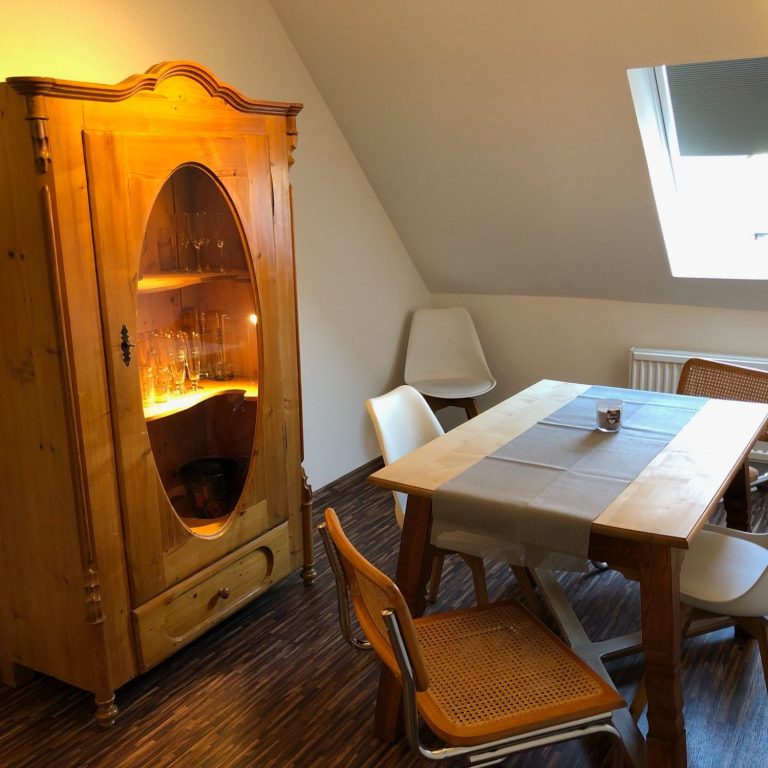 Esstisch und Vitrine in der Ferienwohnung Hildegard am Niederrhein. Individuell und gemütlich eingerichtete Essecke in der Ferienwohnung Hildegard im Kreis Viersen.